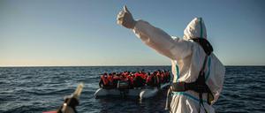 Migranten aus verschiedenen afrikanischen Ländern auf einem Schlauchboot im Mittelmeer.