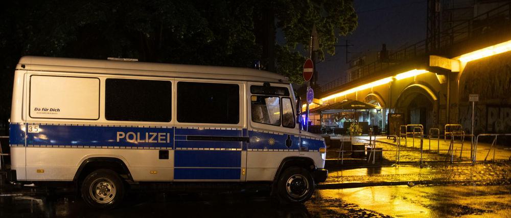 Nach Ausstreitungen an den vergangenen Wochenenden wurde der James-Simon-Park sowie der Monbijou-Park ab 20 Uhr für feiernde Passanten gesperrt.