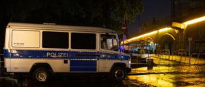Nach Ausstreitungen an den vergangenen Wochenenden wurde der James-Simon-Park sowie der Monbijou-Park ab 20 Uhr für feiernde Passanten gesperrt. 