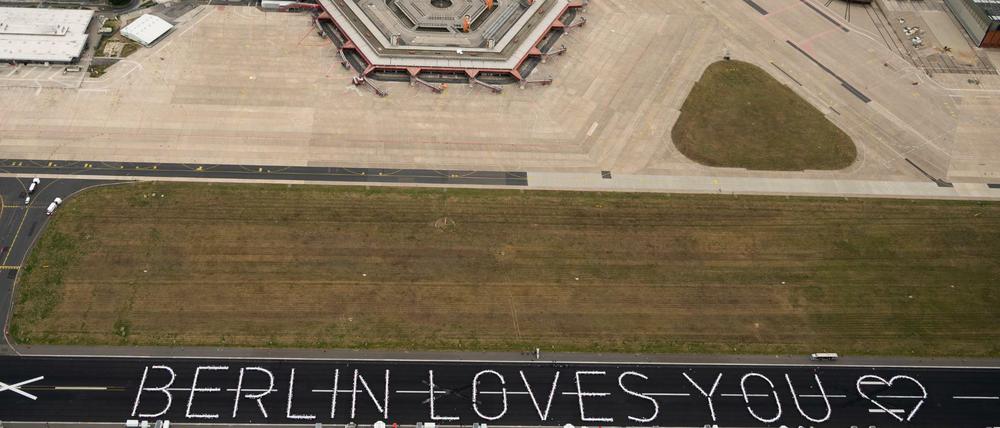 Abendessen auf der Startbahn: Die Tische sind in Form des Schriftzugs "Berlin loves you" aufgestellt. (Luftaufnahme aus einem Helikopter).