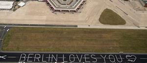  Abendessen auf der Startbahn: Die Tische sind in Form des Schriftzugs "Berlin loves you" aufgestellt. (Luftaufnahme aus einem Helikopter). 