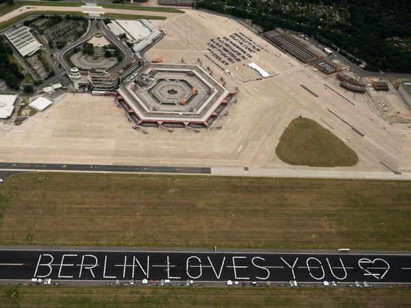  Abendessen auf der Startbahn: Die Tische sind in Form des Schriftzugs "Berlin loves you" aufgestellt. (Luftaufnahme aus einem Helikopter). 