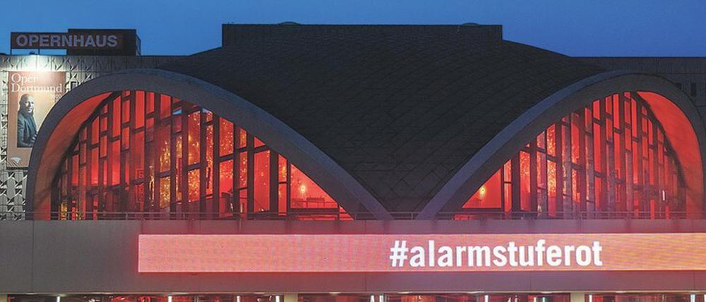 Protest statt Premiere. Zu Beginn des zweiten Lockdowns im Spätherbst 2020 schloss sich das Theater Dortmund dem Aktionsbündnis „alarmstuferot“ an. 