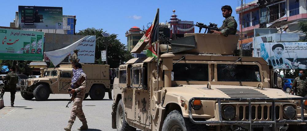 Die afghanischen Streitkräfte kämpfen an zahlreichen Fronten wie hier in Kundus gegen die Taliban (Archivfoto).