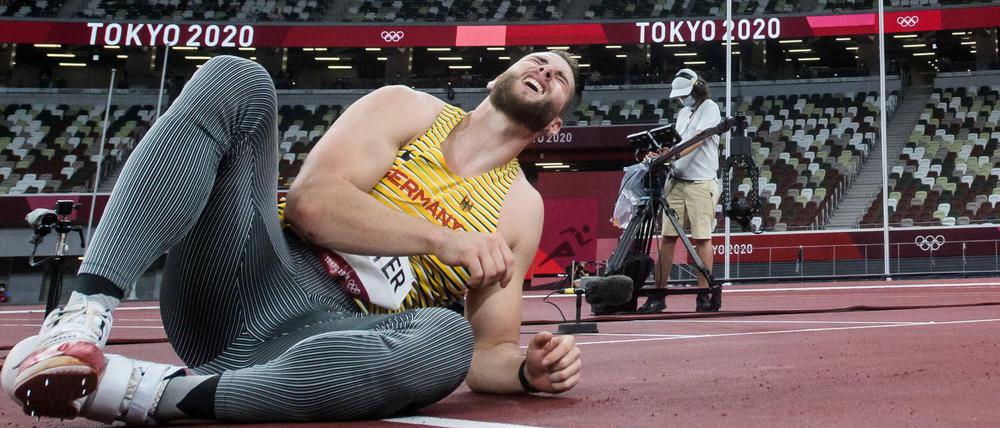 Auslöser des Zorns bei Athlet und Trainer war der Belag für den Anlauf, von dem der deutsche Wurf-Star ausgebremst wurde.