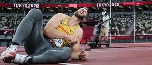 Auslöser des Zorns bei Athlet und Trainer war der Belag für den Anlauf, von dem der deutsche Wurf-Star ausgebremst wurde.