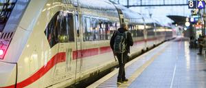 Ein Reisender im Frankfurter Hauptbahnhof 