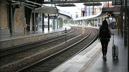 Eine Frau geht am Ostbahnhof über den fast menschenleeren Bahnsteig. Die Lokführergewerkschaft GDL hat ihre Mitglieder zum Streik bei der Deutschen Bahn aufgerufen.