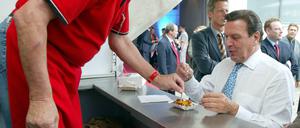 Gerhard Schröder war zu Kanzlerzeiten ein großer Currywurst-Fan - und ist es heute noch.