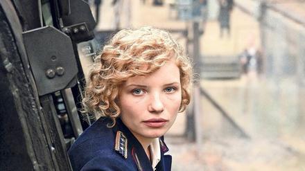 Eine, die Western liebt. Edith Salzmann (Luisa-Céline Gaffron), erste Lokführerin der DDR, soll den Interzonenzug nach Ost-Berlin bringen. 
