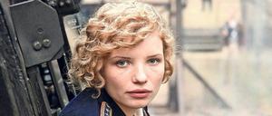 Eine, die Western liebt. Edith Salzmann (Luisa-Céline Gaffron), erste Lokführerin der DDR, soll den Interzonenzug nach Ost-Berlin bringen.