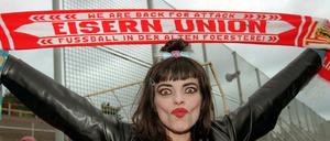 Auch Nina Hagen wird um den Rundfunkbeitrag und zwei Abos nicht herumkommen, wenn sie den 1. FC Union im Fernsehen siegen sehen will.
