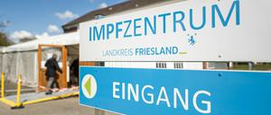 Nach Impfungen mit Kochsalzlösung im April im Kreis Friesland könnten mehr Menschen als zunächst angenommen betroffen sein.