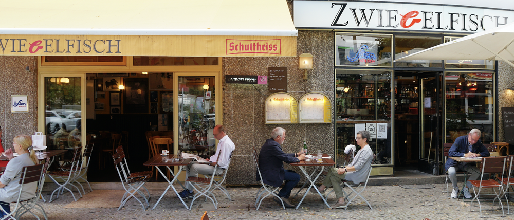 Außenansicht der Kneipe Zwiebelfisch mit Schankvorgarten am Savignyplatz in Berlin-Charlottenburg.