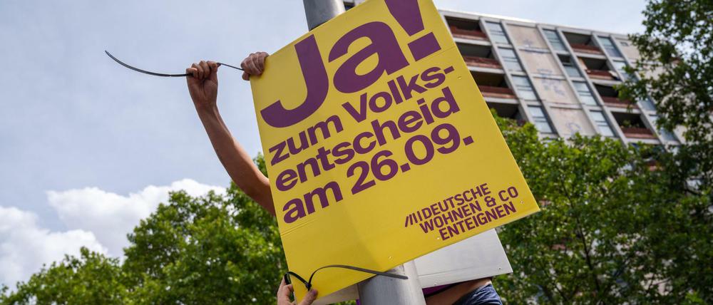 Die Initiatoren des Volksentscheids zur Enteignung großer Wohnungskonzerne hängten schon ab Samstagnachmittag ihre Plakate auf.