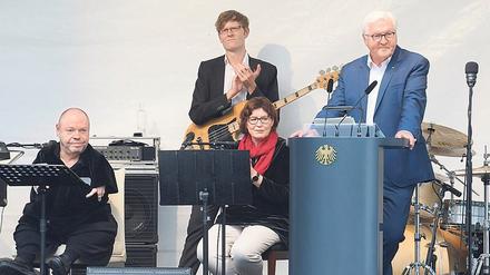 Bandstand. Thomas Quasthoff und Uschi Brüning singen bei Frank-Walter Steinmeier.