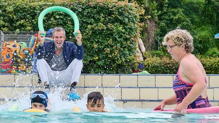 Damit keiner untergeht. Ulrich Matthes mit Schwimmschülern und deren Betreuerin Astrid Bär.