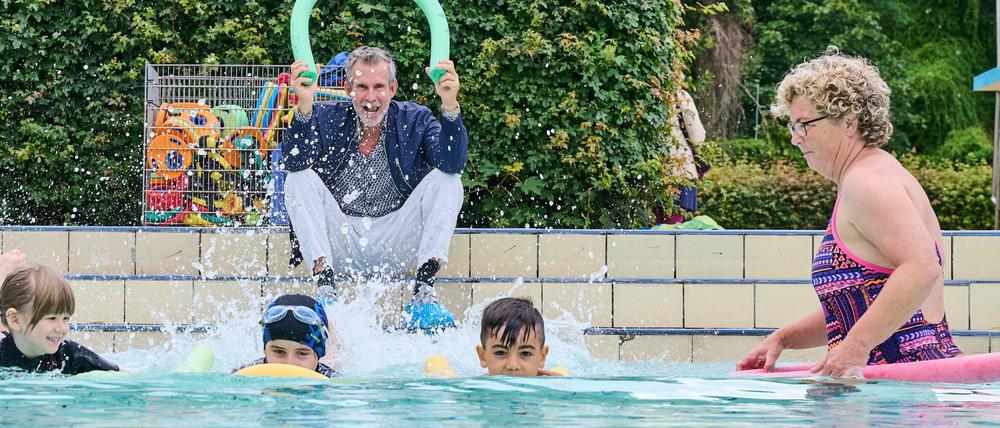 Damit keiner untergeht. Ulrich Matthes mit Schwimmschülern und deren Betreuerin Astrid Bär.