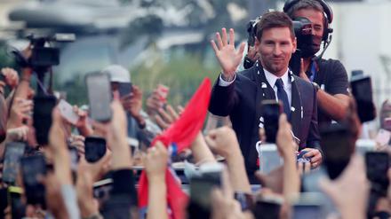  Schon am Dienstag toben hunderte Fans vor dem PSG-Stadion und hießen Messi willkommen.