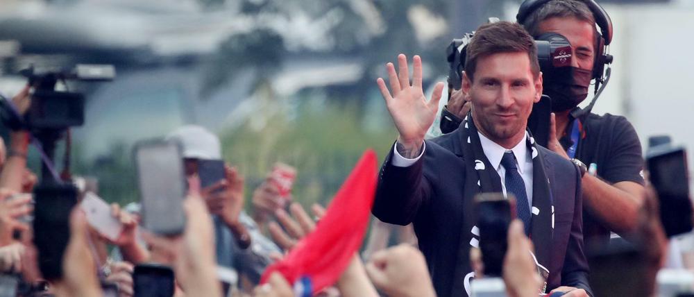 Schon am Dienstag toben hunderte Fans vor dem PSG-Stadion und hießen Messi willkommen.