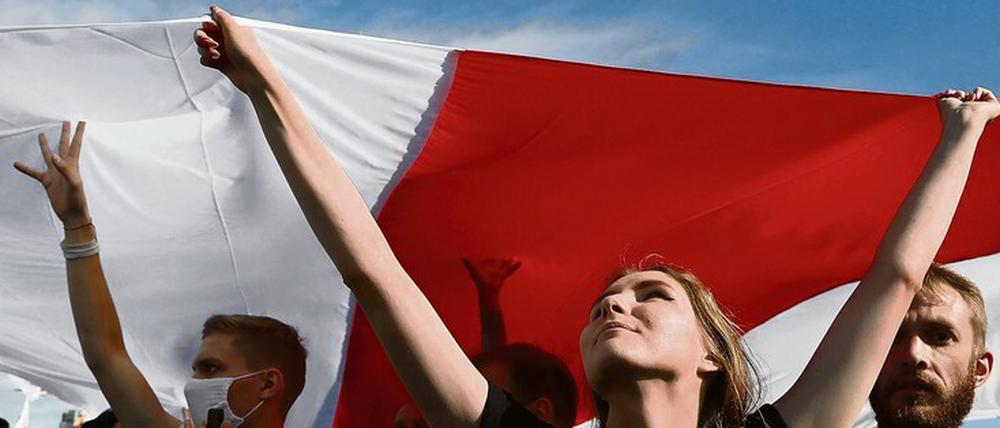 Oppositionelle demonstrieren in Minsk.