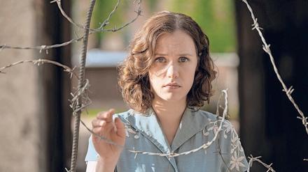 Abschied über den Grenzzaun hinweg. Die junge Ost-Berlinerin Ingrid Taegner (Sandija Dovgane) war noch einen Tag zuvor im Westteil der Stadt. Ein Angebot zum Übersiedeln lehnte sie jedoch ab. 
