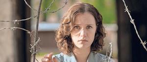 Abschied über den Grenzzaun hinweg. Die junge Ost-Berlinerin Ingrid Taegner (Sandija Dovgane) war noch einen Tag zuvor im Westteil der Stadt. Ein Angebot zum Übersiedeln lehnte sie jedoch ab. 
