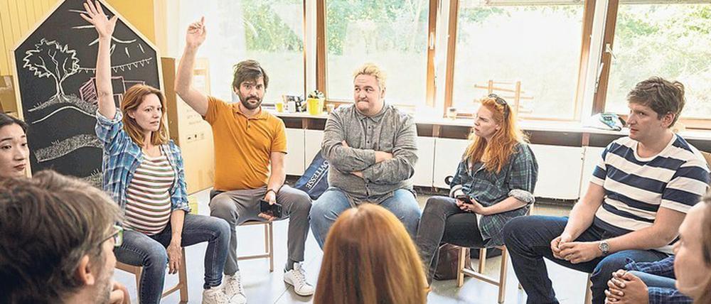 Auf Mehrheitssuche. Nina (Lavinia Wilson, dritte von links) und ihr Mann Jannos (Jasin Challah, vierter von links) wollen die anderen Mitglieder der Elterninitiative für einen Kita-Namen gewinnen.