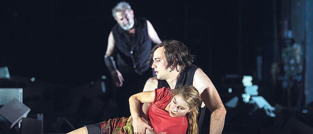Liebe in Endzeitkulisse. André Jung, Marcel Kohler und Lea Ruckpaul in Aktion.