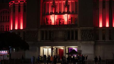 Menschen stehen beim Start eines Pilotprojektes vor dem Club "Metropol" am Nollendorfplatz..