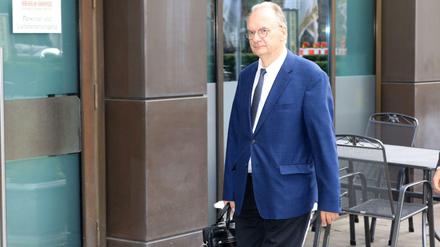 Was sachlich bleibt, wird endlich gut. Sachsen-Anhalts Ministerpräsident Reiner Haseloff (CDU) auf dem Weg zu den Koalitionsverhandlungen mit SPD und FDP in Magdeburg.