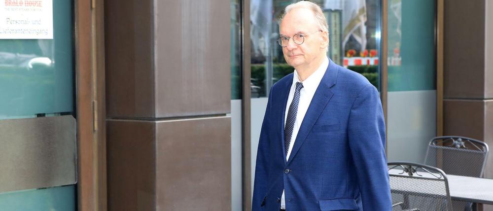 Was sachlich bleibt, wird endlich gut. Sachsen-Anhalts Ministerpräsident Reiner Haseloff (CDU) auf dem Weg zu den Koalitionsverhandlungen mit SPD und FDP in Magdeburg.