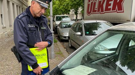 Kob "René" bei der Kontrolle eines Autos. 