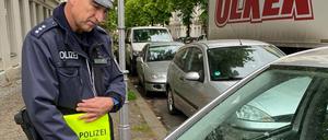 Kob "René" bei der Kontrolle eines Autos. 