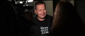 Klaus Lederer mit seinem "Impfen schützt auch die Kultur!"-T-Shirt 