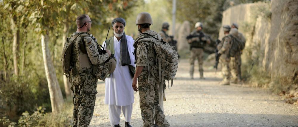 Die lokalen Helfer der Bundeswehr - hier ein Dolmetscher in Kundus im Jahr 2011 - sind nach dem Vorrücken der Taliban extrem gefährdet.