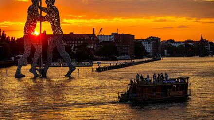 Ein Partyboot schippert die Spree entlang.