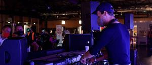 Nach der Impfung müssen alle 15 Minuten warten - und können dabei Live-Musik hören.