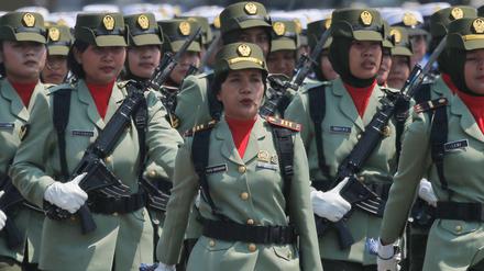 Soldatinnen der indonesischen Armee marschieren während einer Parade anlässlich des 74. Jahrestages der indonesischen Streitkräfte.