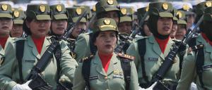 Soldatinnen der indonesischen Armee marschieren während einer Parade anlässlich des 74. Jahrestages der indonesischen Streitkräfte.