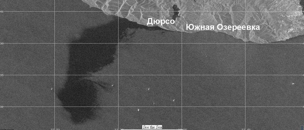 Das Satellitenbild der Russischen Akademie der Wissenschaften zeigt einen Ölteppich nach einem Unfall mit einem Tankschiff im Schwarzen Meer.