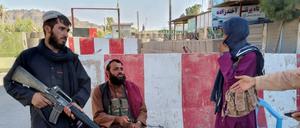Taliban-Kämpfer an einem Kontrollpunkt in Farah