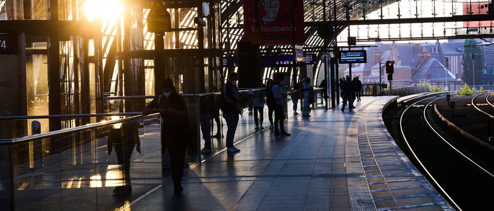 Menschen warten am Donnerstag auf eine S-Bahn, die zur morgendlichen Rush-Hour im Hauptbahnhof Berlin nur im 20-Minuten Takt fährt.
