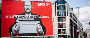 Wahlplakat mit einem Foto von Olaf Scholz vor der SPD-Parteizentrale, dem Willy-Brandt-Haus