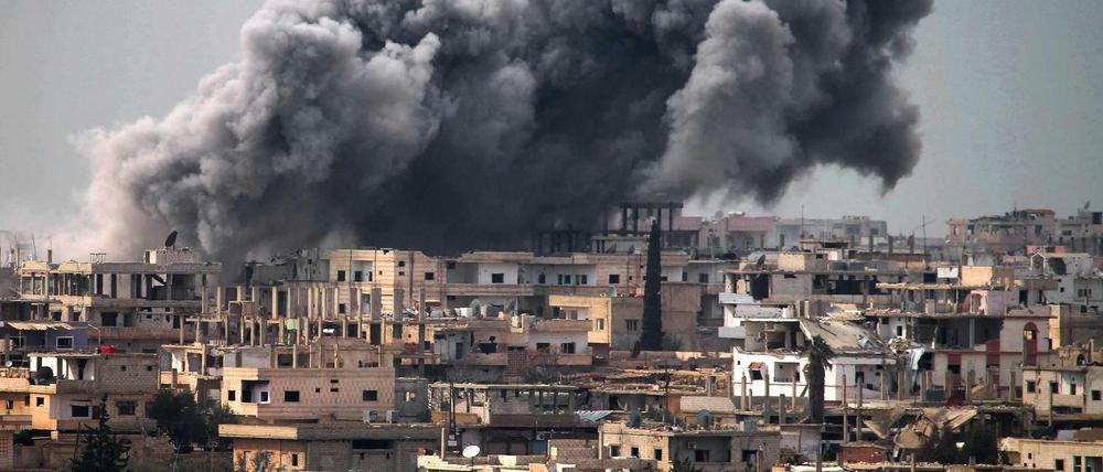 Wegen der Angriffe des Regimes mussten schon Tausende Menschen ihre Häuser verlassen, Dutzende starben.