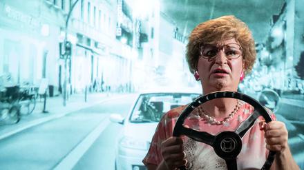 Jetzt aber Gas geben. Edith (Ades Zabel) flieht vor der Polizei.