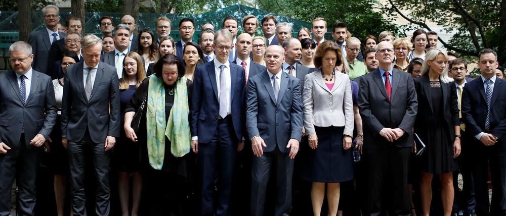 Rund 50 westliche Diplomaten setzen nach Spavors Verurteilung in Peking ein Zeichen. 