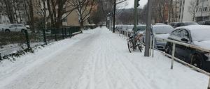 Lietzenburger Straße. Der Radweg ist der Weg unterm Schnee.