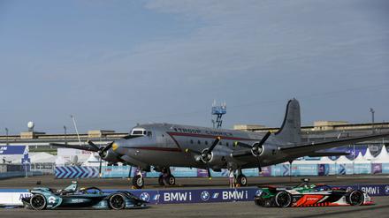 Vor alter Flughafen-Kulisse fahren die Rennwagen bei der Formel E in Tempelhof.
