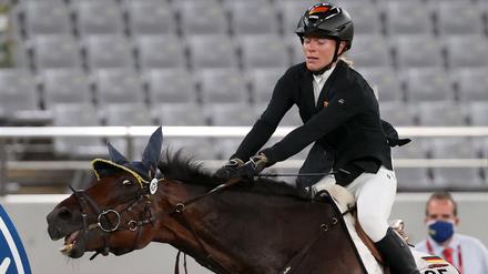 Die deutsche Reiterin Annika Schleu beim Modernen Fünfkampf in Tokio.